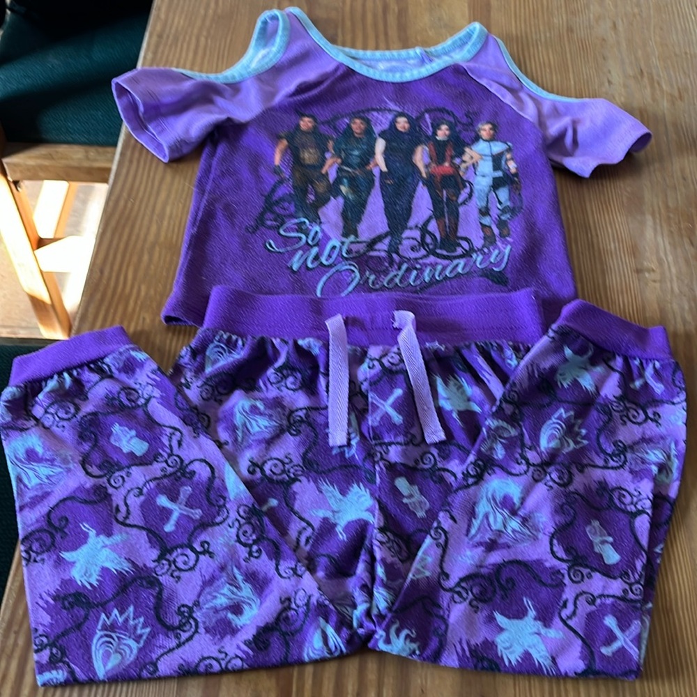 Descendants 2 outfit